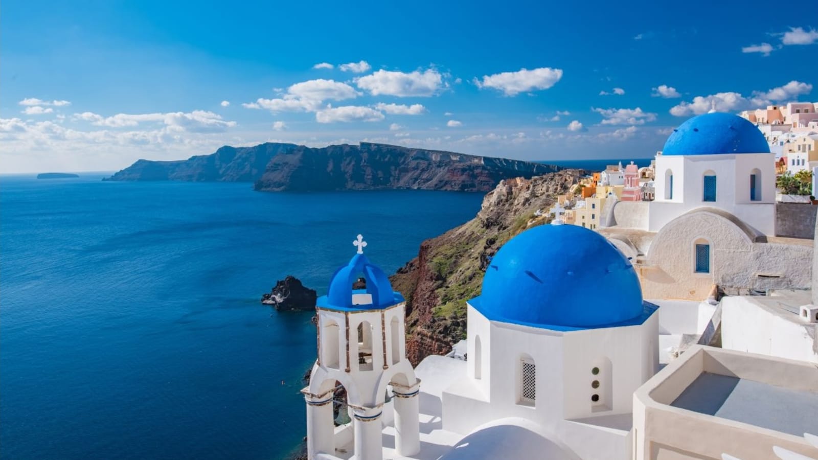 Kościoły z niebieskimi kopułami nad kalderą w Oi, Santorini